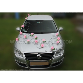 Kunniamerkki hääauto musta rottinki vaaleanpunaiset ruusut