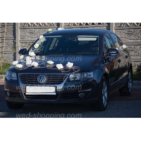 Kunniamerkki hääauto valkoinen kukat