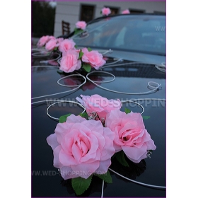 Koristelu hääauto vaaleanpunaisia ruusuja