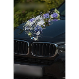 Hääautojen koristelu violetit kukat sinisestä rottinkista