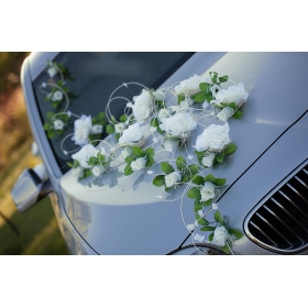 Ivory roses hääauton koristelu rottinki