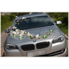 Norsunluun vaaleanpunaiset ruusut hääauton koristelu Rottinkiset sydämet