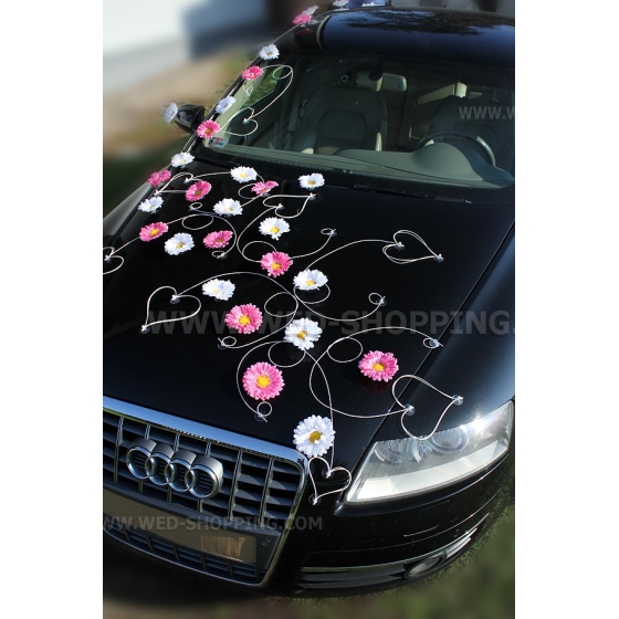 Vaaleanpunainen ja valkoinen gerbera kunniamerkki hääauto