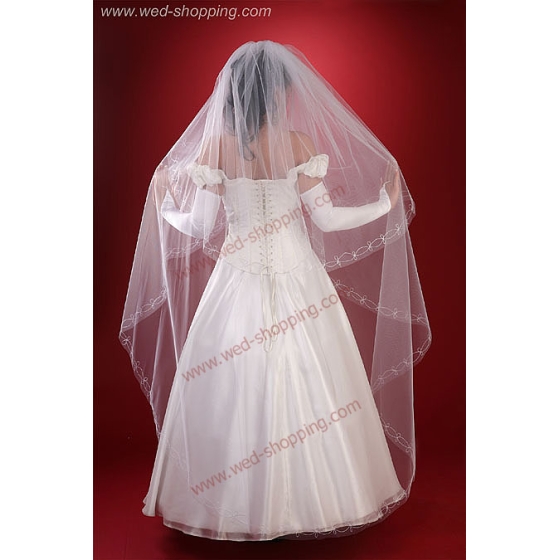 Kirjailtu reuna huntu