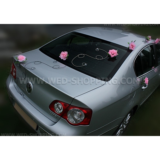 Kunniamerkki hääauto musta rottinki vaaleanpunaiset ruusut