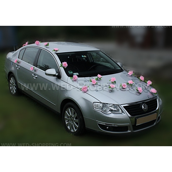 Kunniamerkki hääauto musta rottinki vaaleanpunaiset ruusut