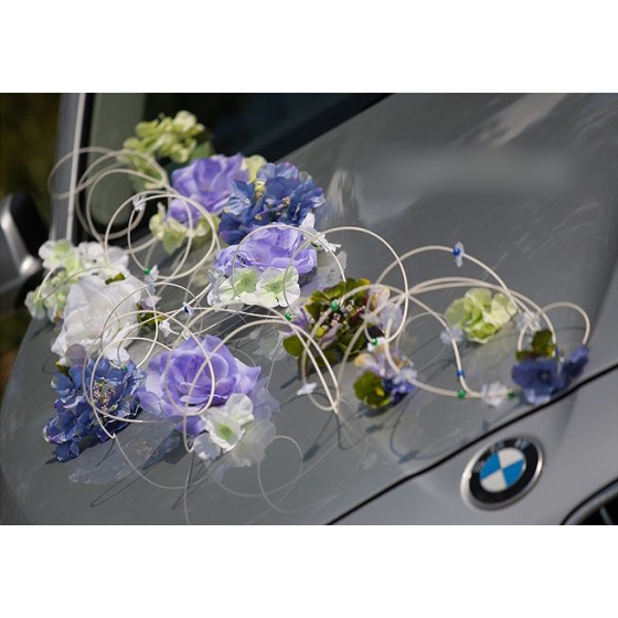 Hääautojen koristelu violetit kukat sinisestä rottinkista