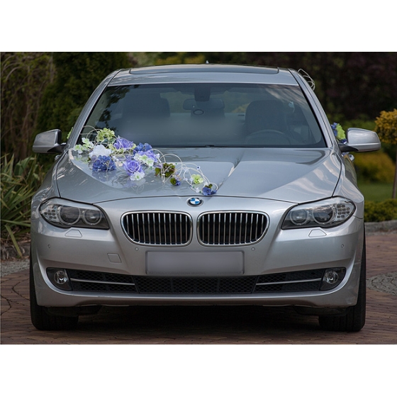 Hääautojen koristelu violetit kukat sinisestä rottinkista