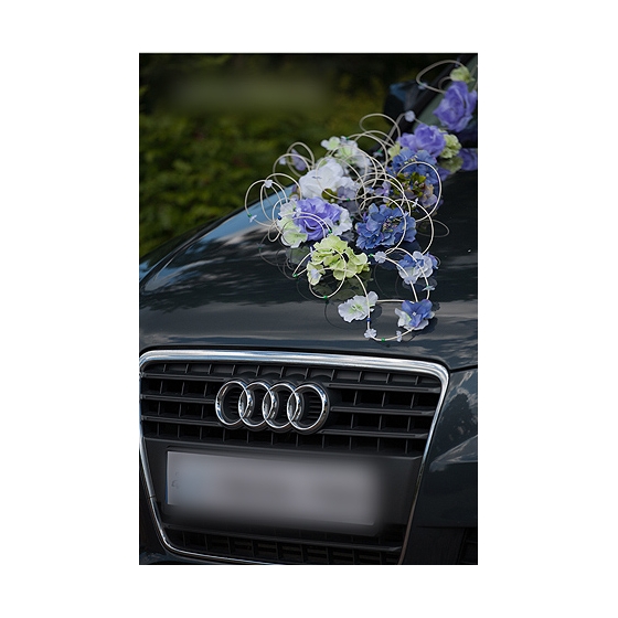 Hääautojen koristelu violetit kukat sinisestä rottinkista