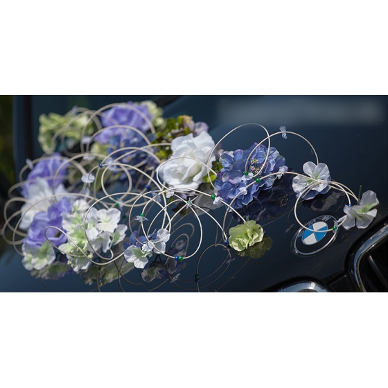 Hääautojen koristelu violetit kukat sinisestä rottinkista