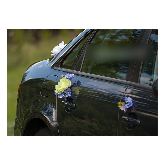 Hääautojen koristelu violetit kukat sinisestä rottinkista