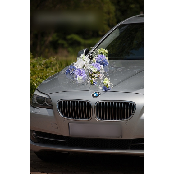 Hääautojen koristelu violetit kukat sinisestä rottinkista