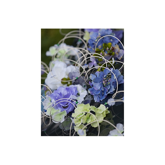 Hääautojen koristelu violetit kukat sinisestä rottinkista