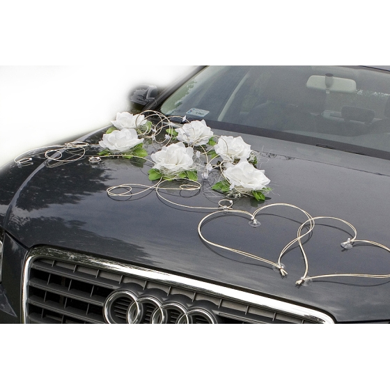 Hääautokoriste valkoisia ruusuja ja sydämiä