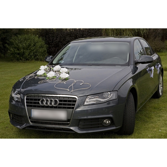 Hääautokoriste valkoisia ruusuja ja sydämiä