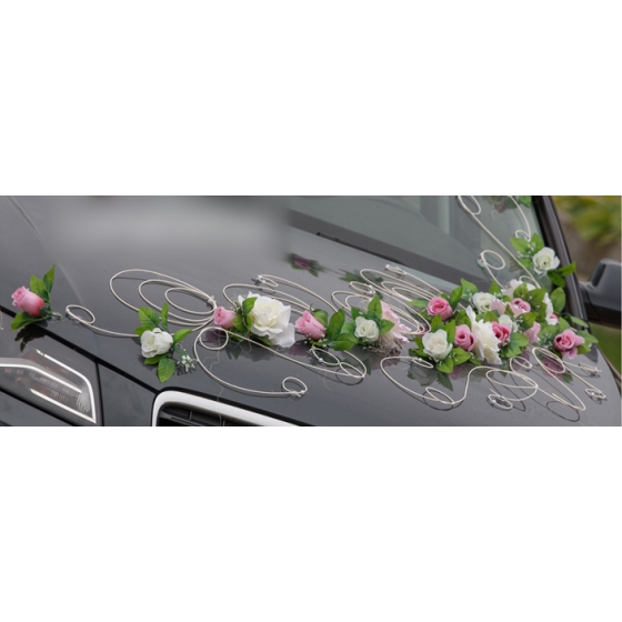 Norsunluun vaaleanpunaiset ruusut hääauton koristelu Rottinkiset sydämet