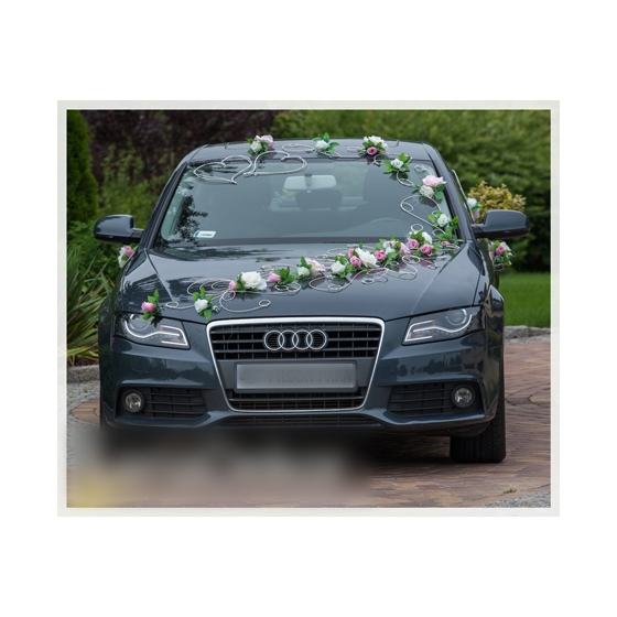 Norsunluun vaaleanpunaiset ruusut hääauton koristelu Rottinkiset sydämet