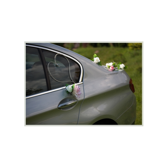 Norsunluun vaaleanpunaiset ruusut hääauton koristelu Rottinkiset sydämet