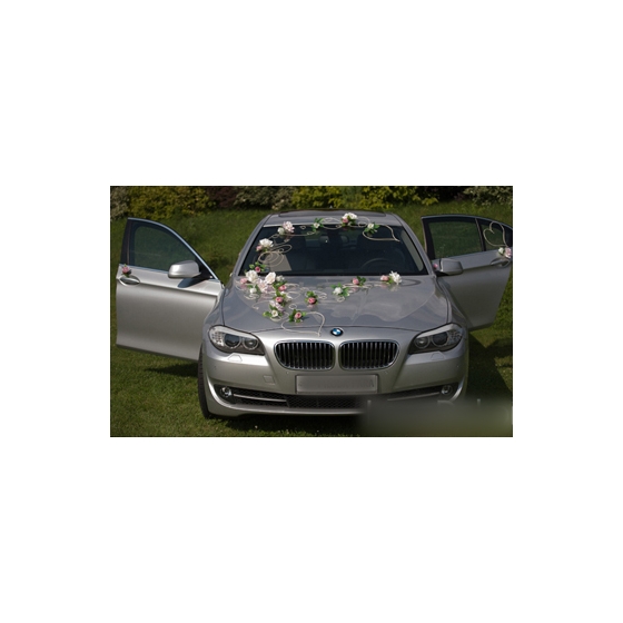 Norsunluun vaaleanpunaiset ruusut hääauton koristelu Rottinkiset sydämet