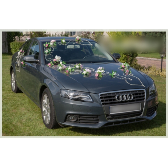 Norsunluun vaaleanpunaiset ruusut hääauton koristelu Rottinkiset sydämet