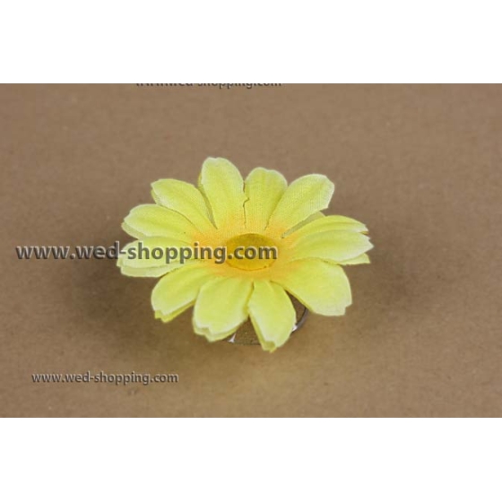 Keltainen päivänkakkaran imukupit häät auton sisustus