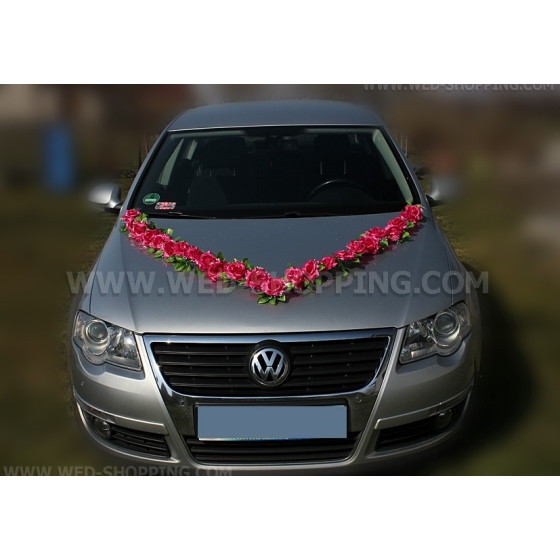 Tumma pinkki ruusuja hääauton