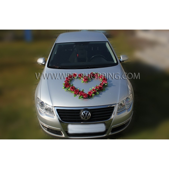 Punaviini ruusut imukupilla haaauton