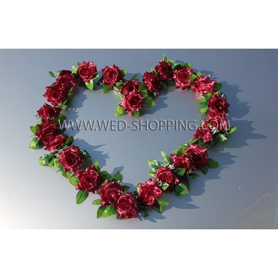 Punaviini ruusut imukupilla hääauton