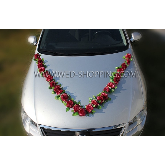 Punaviini ruusut imukupilla hääauton