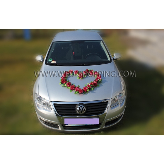 Punaviini ruusut imukupilla hääauton