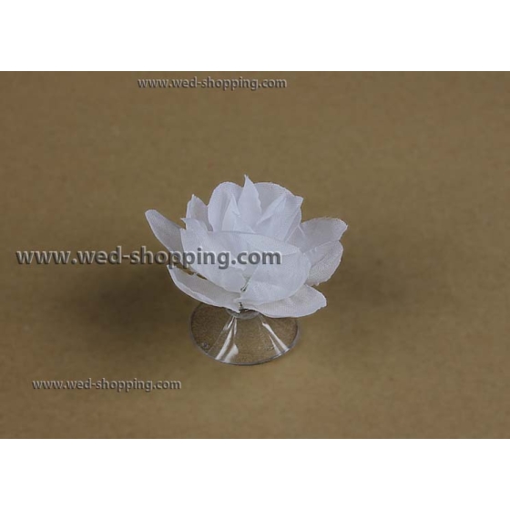 Valkoiset ruusut imukupit häät auton sisustus