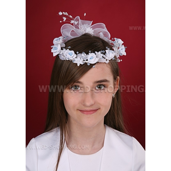 Valkoinen ja sininen ensimmäinen ehtoollinen päähine